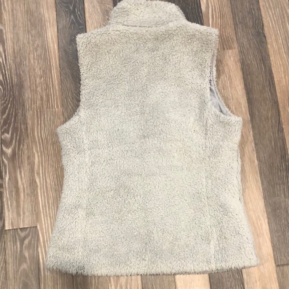 Women’s light grey Patagonia Fleece Vest. Size M.  No tags but Never been worn. - Picture 6 of 12